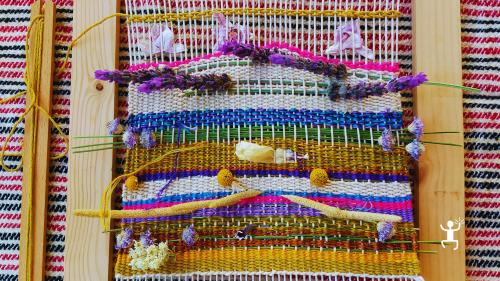 Laboratorio di tessitura a mano con telaio tradizionale a Bisaccia, in Irpinia, esperienza autentica per coppie e famiglie