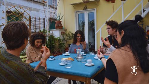 Tour nei Quartieri Spagnoli con accompagnatrice turistica, esperienza perfetta per team building a Napoli