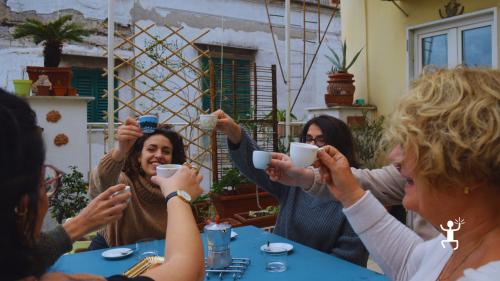 Passeggiata nei Quartieri Spagnoli e laboratorio interattivo sui gesti della tradizione napoletana a Napoli