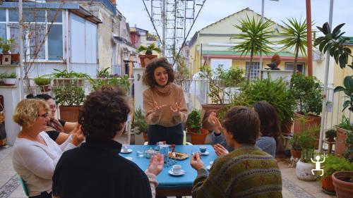 Esperienza culturale a Napoli tra vicoli dei Quartieri Spagnoli e workshop sui gesti, esperienza ideale per famiglie