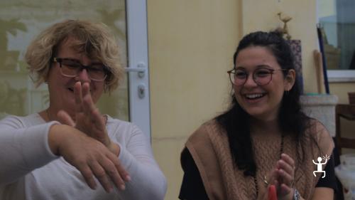 Laboratorio interattivo sui gesti napoletani con pausa caffè, esperienza ideale per coppie e gruppi a Napoli