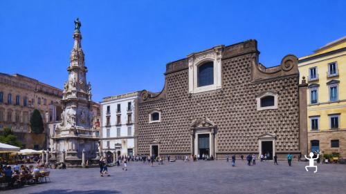 Incontro di benvenuto a Napoli con accompagnatrice turistica tra Piazza del Gesù e Spaccanapoli, ideale per coppie alla prima visita