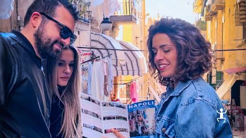 Esperienza con accompagnatrice turistica e suggerimenti pratici per vivere Napoli in modo autentico, perfetta per coppie 