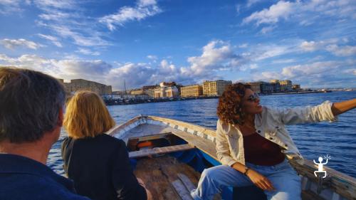 Esperienza a Napoli tra Castel dell’Ovo e giro in gozzo con aperitivo, ideale per coppie e gruppi in Campania