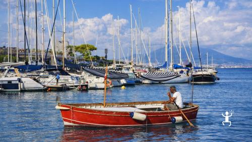Passeggiata urbana e navigazione costiera con accompagnatrice turistica sul Golfo di Napoli, perfetta per gruppi