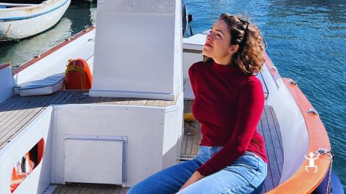 Esperienza autentica a Napoli con accompagnatrice turistica tra Santa Lucia e giro in gozzo, ideale per coppie 