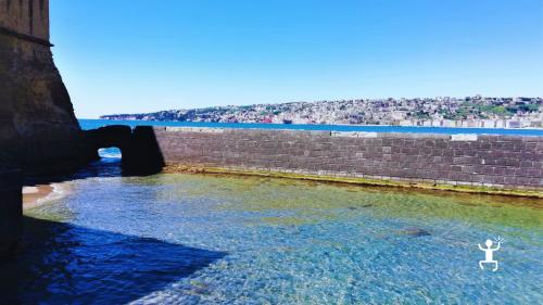 Passeggiata e giro in barca a Napoli con accompagnatrice turistica, esperienza lontana dai percorsi turistici tradizionali, ideale per famiglie