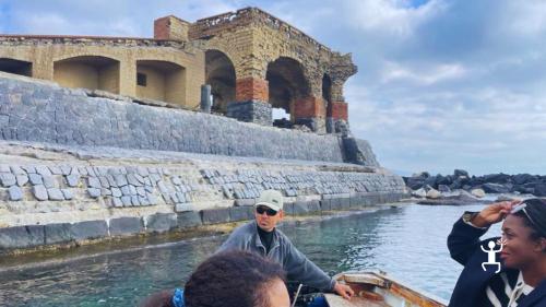 Panorama di Castel dell’Ovo visto dal mare con aperitivo in barca, perfetto per addii al celibato e nubilato