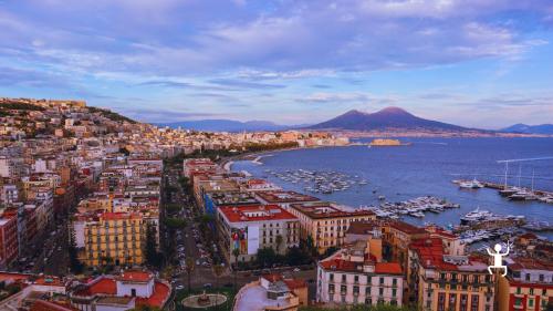 Passeggiata con accompagnatrice turistica tra Santa Lucia, Monte Echia e giro in gozzo con aperitivo, ideale per coppie a Napoli