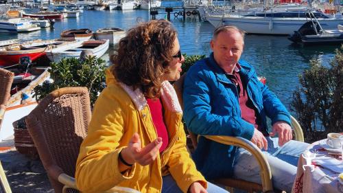 Esperienza a Napoli tra passeggiata urbana e navigazione costiera con aperitivo a bordo, perfetta per gruppi di amici