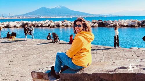 Tour con accompagnatrice turistica da Piazza Trieste e Trento fino a Castel dell’Ovo con giro in barca, ideale per team building