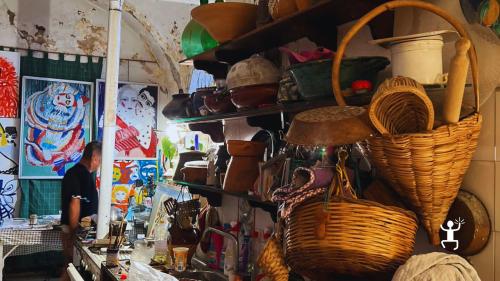 Passeggiata tra Santa Lucia, Monte Echia e navigazione in gozzo con aperitivo sul Golfo di Napoli, perfetta per coppie