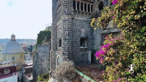 Tour urbano e navigazione costiera a Napoli con aperitivo a bordo, esperienza adatta per addii al celibato e nubilato