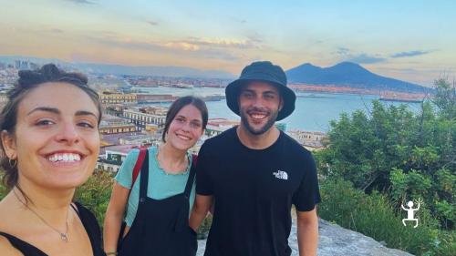 Esperienza panoramica a Napoli tra storia, mare e aperitivo in barca, ideale per coppie e idee regalo originali