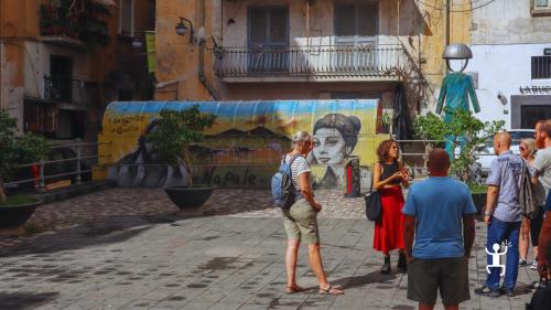 Tour di street art con accompagnatrice turistica nei Quartieri Spagnoli e pausa caffè, perfetta idea regalo