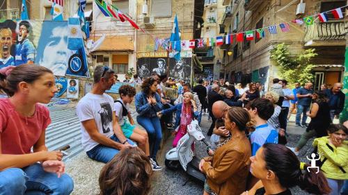 Passeggiata con accompagnatrice turistica nei Quartieri Spagnoli tra arte urbana e tradizione, ideale per addii al celibato