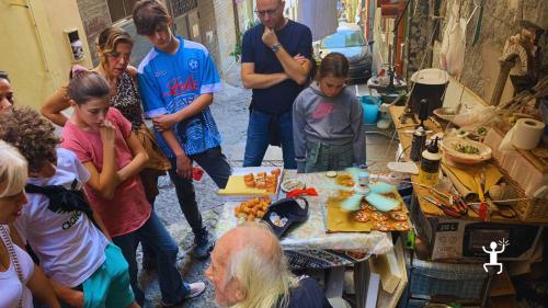 Esperienza guidata da accompagnatrice turistica tra murales iconici e Largo Maradona, perfetta per gruppi in Campania