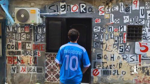 Passeggiata di street art nei Quartieri Spagnoli con accompagnatrice turistica tra murales e Largo Maradona, ideale per coppie