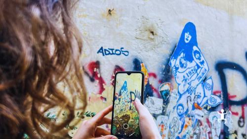 Tour tra Via Toledo, Montecalvario e Largo Maradona con accompagnatrice turistica, perfetto per gruppi di amici