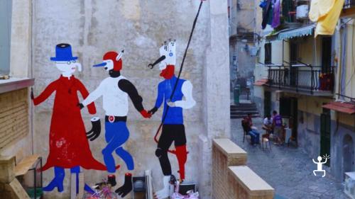 Esperienza autentica nei Quartieri Spagnoli tra murales iconici e simboli urbani, ideale per team building culturali