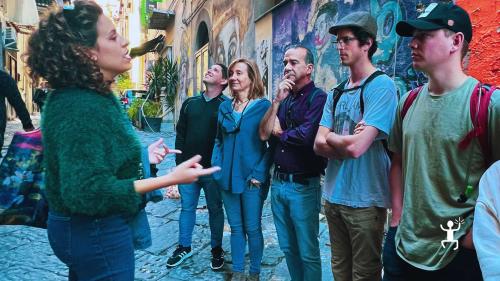 Passeggiata urbana con accompagnatrice turistica tra vicoli storici e murale di Maradona, perfetta per addii al celibato