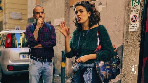 Esperienza nei Quartieri Spagnoli tra murales dedicati a Maradona e racconti locali, ideale per gruppi in Campania