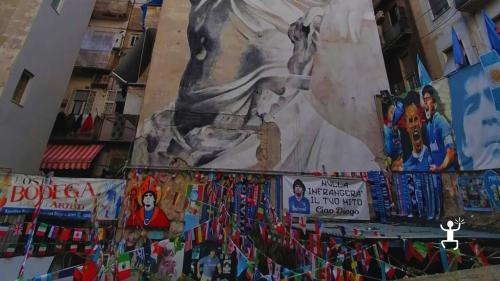 Esperienza autentica con accompagnatrice turistica tra Montecalvario e murale di Maradona, perfetta per gruppi di amici