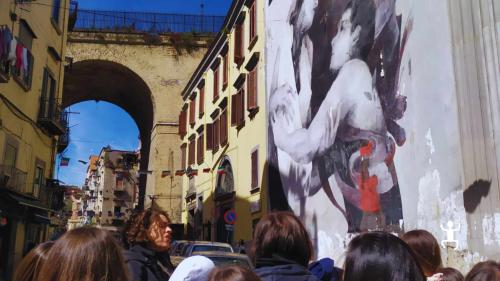 Street art tour con accompagnatrice turistica tra Piazza Sanità e statua di Genny Cesarano, perfetto per gruppi culturali