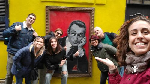 Passeggiata nel Rione Sanità con accompagnatrice turistica tra Palazzo dello Spagnuolo e Chiesa dei Cristallini, ideale per coppie