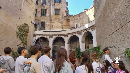 Esperienza nel Rione Sanità con accompagnatrice turistica tra architettura storica e murales iconici, perfetta famiglie