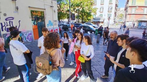 Passeggiata nel Rione Sanità con accompagnatrice turistica tra Porta San Gennaro e Palazzo dello Spagnuolo, ideale per coppie