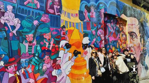 Tour con accompagnatrice turistica tra Piazza Sanità e statua di Genny Cesarano, perfetto per coppie in cerca di autenticità