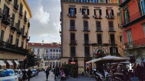 Passeggiata con accompagnatrice turistica sul Monte Echia con vista sul Golfo di Napoli, ideale per coppie e gruppi
