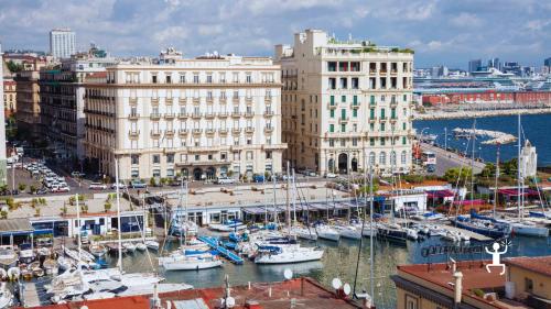 Tour con accompagnatrice turistica tra Santa Lucia, Monte Echia e Castel dell’Ovo, ideale per coppie in cerca di panorami autentici