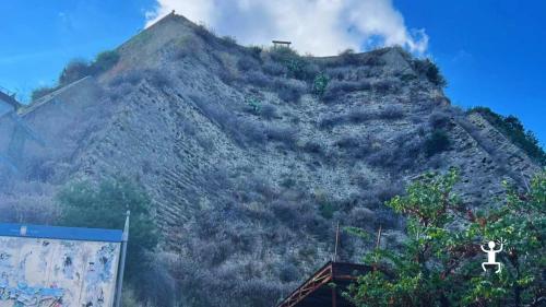 Esperienza panoramica con accompagnatrice turistica tra Villa di Lucullo e Golfo di Napoli, ideale per team building