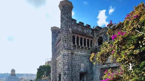 Tour tra Borgo Marinari e Castel dell’Ovo con accompagnatrice turistica, perfetto per coppie in visita a Napoli