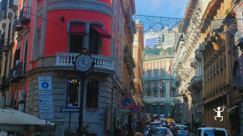 Passeggiata con accompagnatrice turistica tra Golfo di Napoli e Borgo Marinari, ideale per coppie e famiglie