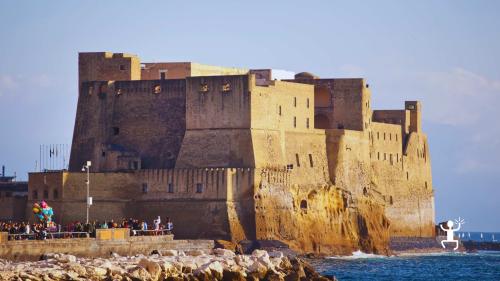 Esperienza con accompagnatrice turistica tra Villa di Lucullo e Castel dell’Ovo, perfetta per gruppi e addii al celibato