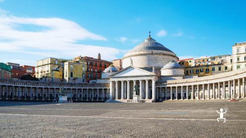 Tour nel centro storico di Napoli con accompagnatrice turistica tra Piazza del Plebiscito, Spaccanapoli e Duomo, ideale per coppie
