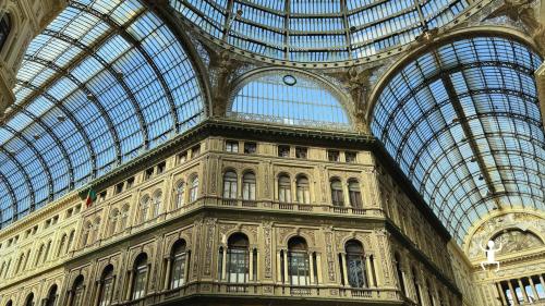 Tour nel centro antico di Napoli con accompagnatrice turistica fino al Duomo di San Gennaro, ideale per team building