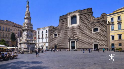 Esperienza con accompagnatrice turistica tra Piazza Trieste e Trento e San Gregorio Armeno, perfetta per coppie 