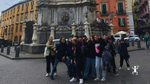 Passeggiata con accompagnatrice turistica lungo Spaccanapoli fino a San Gregorio Armeno, ideale per famiglie