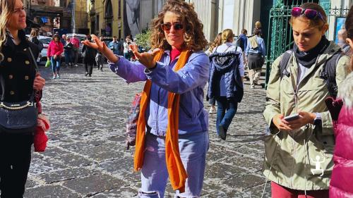 Esperienza nel centro storico con accompagnatrice turistica tra Maschio Angioino e Duomo, perfetta per gruppi