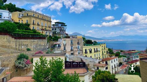 Passeggiata guidata a Napoli tra Vomero e Petraio con vista sul Golfo e Vesuvio, esperienza ideale per famiglie e coppie