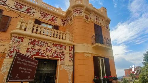 Itinerario narrativo tra eleganza e vicoli storici di Napoli, esperienza adatta a scuole e famiglie