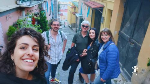 Passeggiata al Petraio con accompagnatrice turistica e degustazione su terrazza vista mare, ideale per gruppi di amici