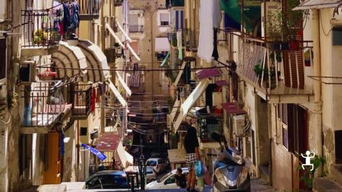 Passeggiata originale a Napoli con accompagnatrice turistica locale e workshop di limoncello, perfetta per gruppi