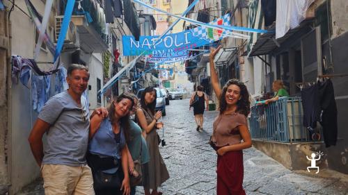 Tour con accompagnatrice turistica tra Vomero e Quartieri Spagnoli con class di limoncello e aperitivo vista mare, perfetta idea regalo