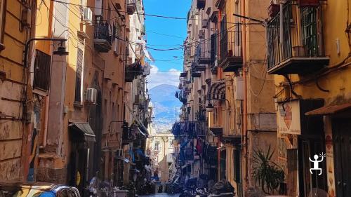 Tour con accompagnatrice turistica dal Vomero ai Quartieri Spagnoli con laboratorio di limoncello e aperitivo, perfetto per addii al nubilato