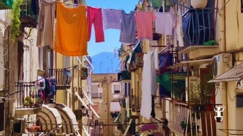 Tour con accompagnatrice turistica tra i vicoli di Napoli e class di limoncello su terrazza panoramica, ideale per gruppi